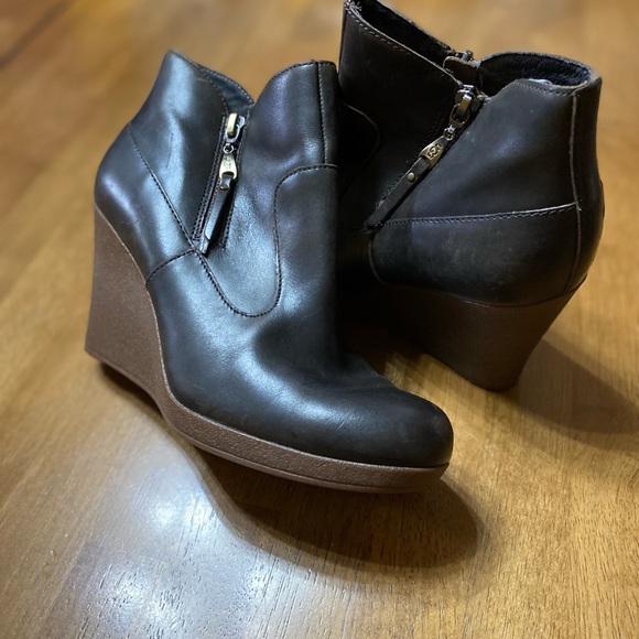 UGG Dark Brown Leather Boots Meredith Lodge Wedge Booties Zip Sides 8 - Picture 5 of 12